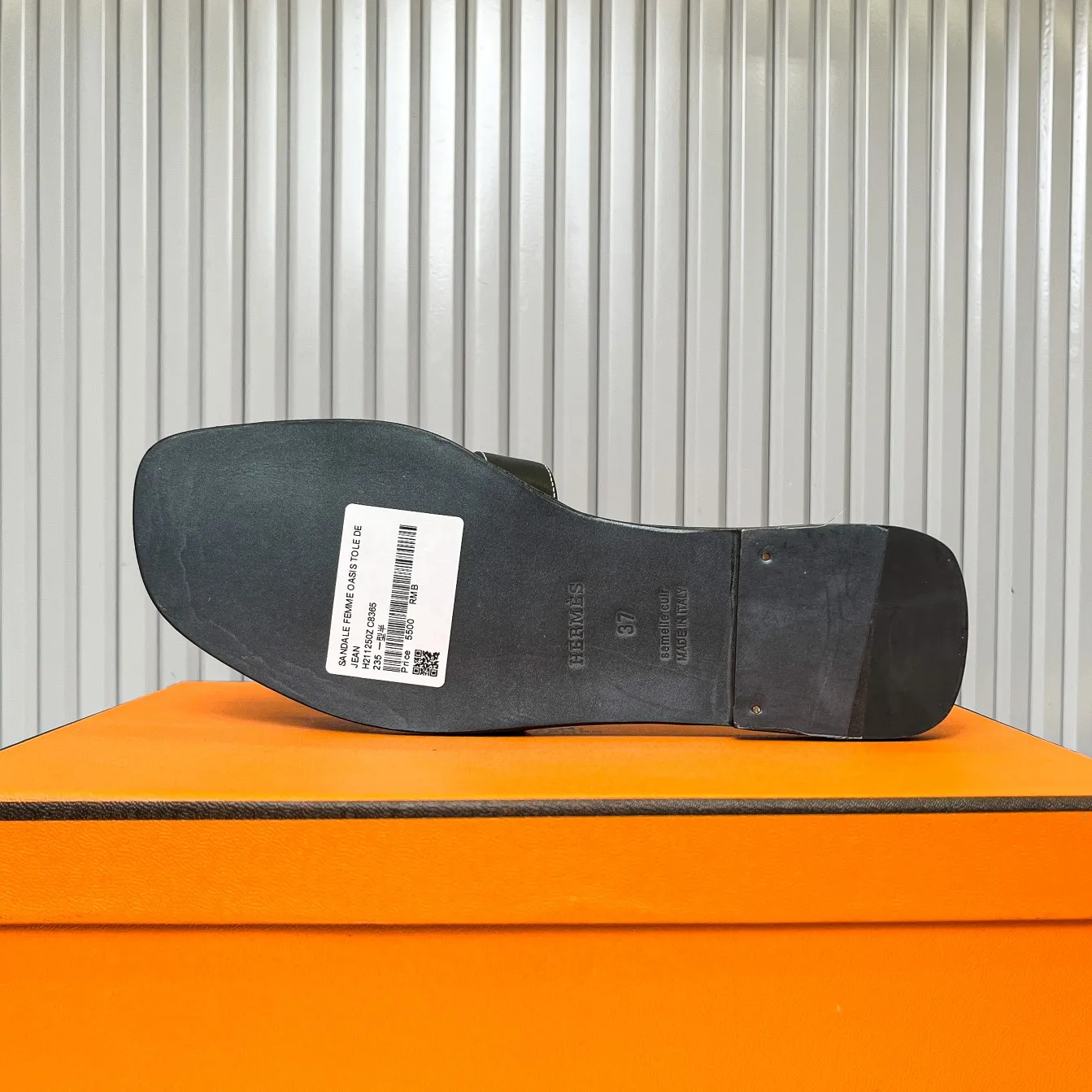 👟👟Ex-factory price 480👟👟 New style in early spring, splicing technology, new revision (Hermès), upgraded packaging, upgraded version and workmanship materials. Hermes®🔴The highest version of handmade shoes on the market ✨✨ Top product Hermès slippers🐎 —————————— The new model in early spring is the same as the original version, handmade by masters! ❥High-end customization, exclusive products, the highest version in the industry⚠❥Using: Hermers upper: Italian imported cowhide + original custom-grade Australian sheepskin feet + genuine leather outsole (pursuing top walking comfort) ✨~~〰〰〰〰❥ Packaging: ✔🚦Pay attention to the packaging➰Top-level exclusive box 〰The original top quality is on sale━━━━Hermes━━━━━ size: 35-40 (34.41.42 custom-made, non-refundable)